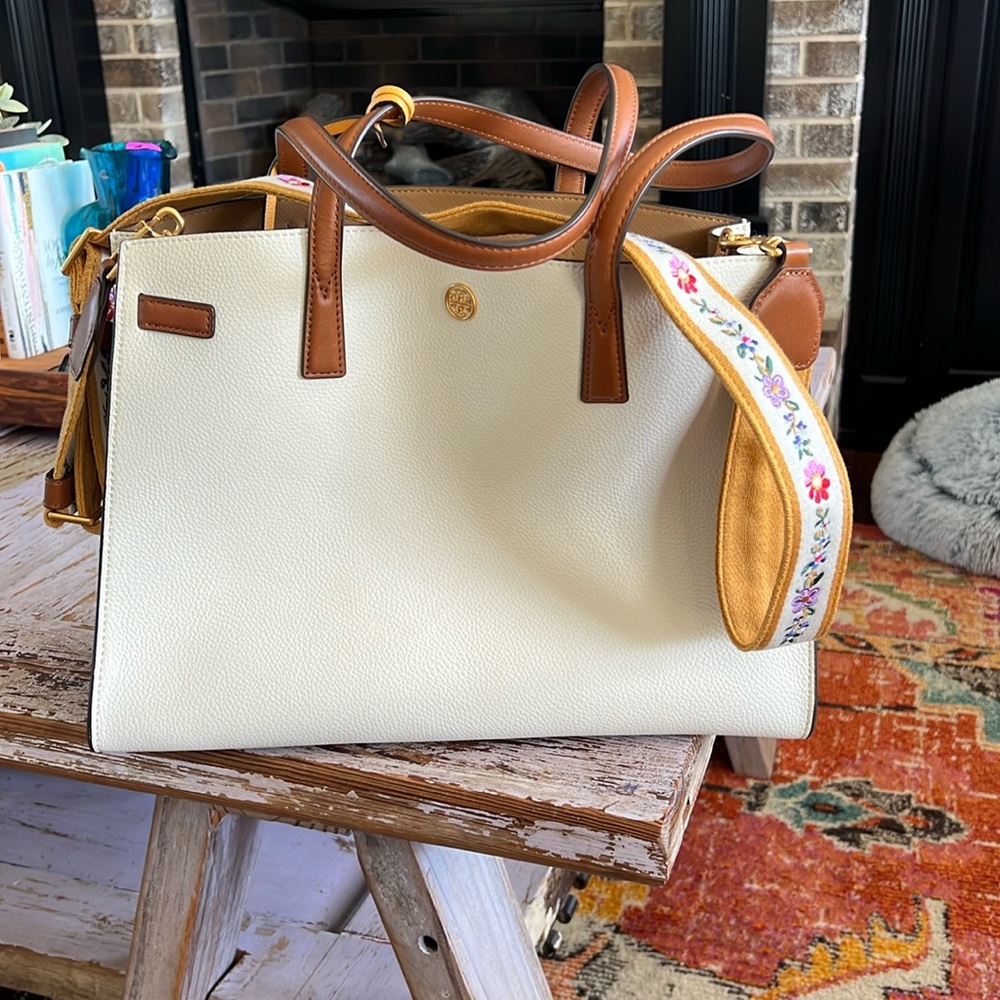 Tory Burch Emerson Bucket Bag. Color Ivorry. Condition is like New.